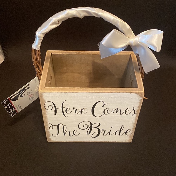Here Comes the Bride Wedding Basket - Picture 4 of 4